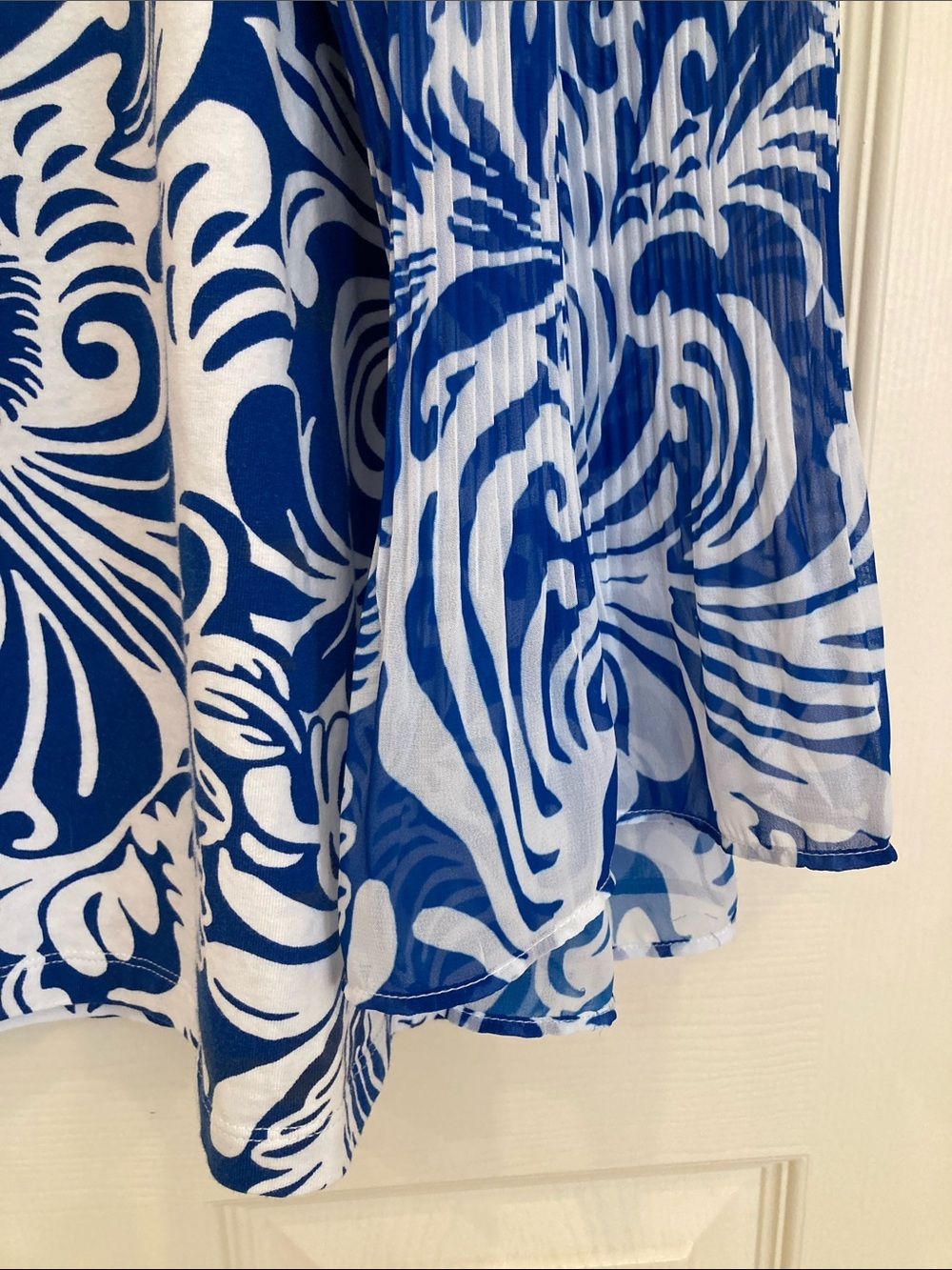 Chico’s Blue & White Swirl Print V-Neck Blouse | Women’s Abstract Print Top | Ca - Picture 6 of 8